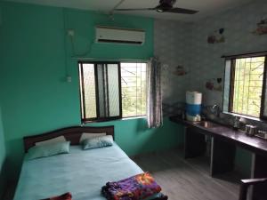 Postel nebo postele na pokoji v ubytování Gulmohar Cottages - Home Stay in Alibag
