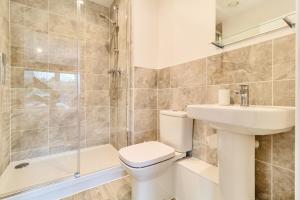Gallery image of Two Bedroom by Brookland Stays Serviced Accommodation Short Lets Hertfordshire with Free WiFi in High Welwyn +2 photos