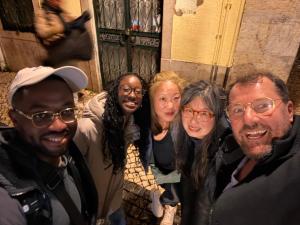 a group of people posing for a picture at Center Rooms Alverca in Alverca
