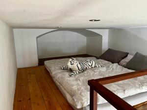 Útulný apartmán v historickém centru města Písek客房内的一张或多张床位