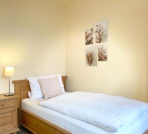 Postel nebo postele na pokoji v ubytování Hotel-Pension Hommen