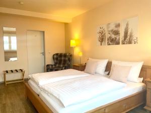 Postel nebo postele na pokoji v ubytování Hotel-Pension Hommen