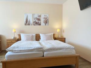 Postel nebo postele na pokoji v ubytování Hotel-Pension Hommen