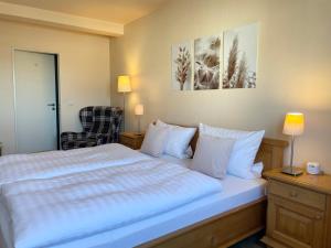Postel nebo postele na pokoji v ubytování Hotel-Pension Hommen
