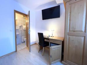 TV a/nebo společenská místnost v ubytování Hotel-Pension Hommen