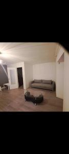 LocminéにあるMaison individuelle centreのソファとコーヒーテーブルのあるリビングルーム