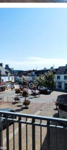 LocminéにあるMaison individuelle centreの建物と駐車場のある町の景色