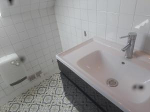 LocminéにあるMaison individuelle centreの洗面台とトイレを備えた白いバスルーム