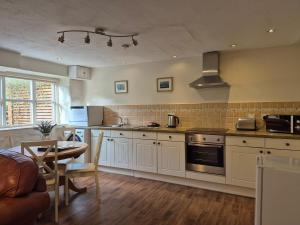 Køkken eller tekøkken på Underhill Holiday Cottage