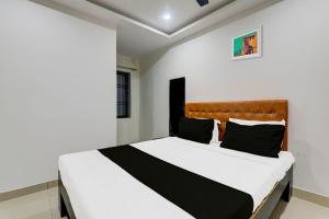 En eller flere senge i et værelse på Hotel O by OYO Aayaansh + 21 billeder