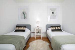 2 camas individuales en una habitación con alfombra en Ocean View Retreat 1, en São Roque