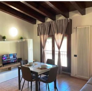 TV a/nebo společenská místnost v ubytování Apartment Artemisia - Cantù Centro