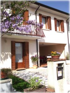 a house with purple flowers on the side of it at Casa Alba in Borso del Grappa