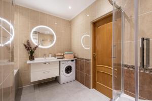 Et badeværelse på Gama Great Location & Famili Apartment 120m 2-12 people + 15 billeder