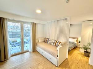 Voodi või voodid majutusasutuse Minimalist Seaside Apartment with Private Patio and Parking - Blue Zone Homes toas