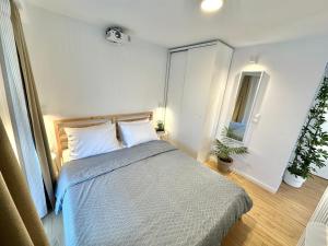 Postel nebo postele na pokoji v ubytování Minimalist Seaside Apartment with Private Patio and Parking - Blue Zone Homes