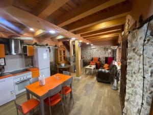 a kitchen and living room with a table and chairs at Casa Rural María y Daniel in Castrillo de Duero