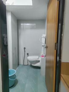 インドールにあるThe Shell Hotelのトイレと洗面台付きのバスルーム