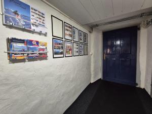 Foto dalla galleria di Spacious cellar studio surrounded by mountains and lake a Schwanden