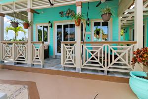 un portico anteriore di una casa con sedie e piante di NEW LUXE Caribbean Cottage in THE BAHAMAS with Canal Access! a Nassau