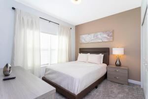 une chambre avec un grand lit et une fenêtre dans l'établissement Wonderful 5 Bd Close to Disney @ Storey Lake Resort 2980, à Kissimmee
