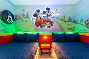 - une chambre avec 2 lits et une fresque murale sur souris dans l'établissement Wonderful 5 Bd Close to Disney @ Storey Lake Resort 2980, à Kissimmee