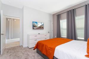 En eller flere senge i et værelse på Gorgeous 4 Bd w/ Pool Close to Disney @ Storey Lake 2963