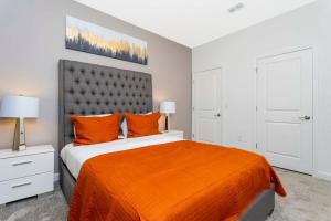 En eller flere senge i et værelse på Gorgeous 4 Bd w/ Pool Close to Disney @ Storey Lake 2963 + 56 billeder