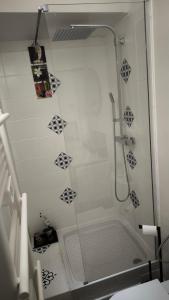 una doccia con una porta in vetro in un bagno di Ste Cosy a Istres Altre 9 foto