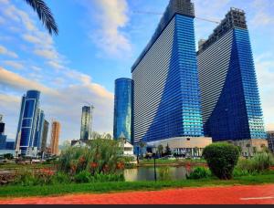 un grupo de edificios altos en una ciudad en Apartments in orbi city, en Batumi