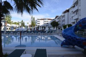 Bazén v ubytování Calimera Side Resort nebo v jeho okolí