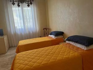 a room with three beds in a room at Giardino degli Gnomi in Francavilla al Mare