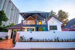 a house in the middle of the city at Soi 15 Thappraya Pool villa- 5km to Jomtien beach in Pattaya Central