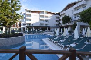 Bazén v ubytování Calimera Side Resort nebo v jeho okolí