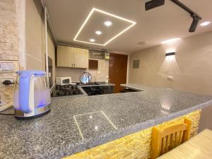 Kuchyň nebo kuchyňský kout v ubytování شقة دوبلكس بروف