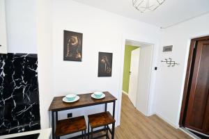 Una mesa pequeña en una habitación con pasillo. en Old Town Ruby, en Sibiu 3 fotos más