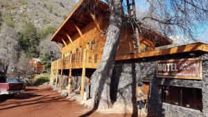 budynek hotelowy z drzewem przed nim w obiekcie HOTEL & HOSTAL CHIL'IN, Las Trancas w mieście Las Trancas