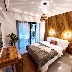 Ένα ή περισσότερα κρεβάτια σε δωμάτιο στο SeaView Luxury Apartment Chloraka Paphos, Pool, Smart TV 65 Inch