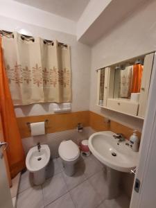un bagno con un water e un lavandino di Al Dammuso Diffuso in Centro a Agrigento