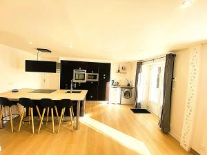 a kitchen with a table and chairs in a room at L'instant d'un souvenir in Taupont