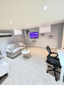 ein Wohnzimmer mit einer Couch und einem Sessel in der Unterkunft Welcome to your Serene Gateway in London