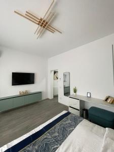 Una televisión o centro de entretenimiento en Style Central Victoria