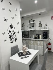une cuisine avec des stencils aux papillons sur le mur dans l'établissement Pietro Fudduni Apartment, à Palerme