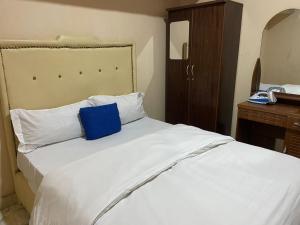 En eller flere senge i et værelse på DAVAROXE Appartements Lingwala RTNC