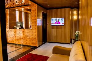 ウヨにあるVILLA HILTON HOTELSのソファと薄型テレビのあるリビングルーム