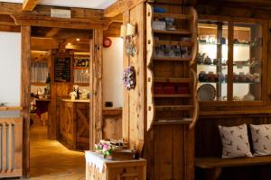 ein Restaurant mit Holzwänden und Holzböden in der Unterkunft Chalet Barbara in Arabba