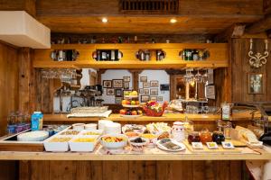 eine Küche mit einer Arbeitsfläche, auf der Lebensmittel stehen in der Unterkunft Chalet Barbara in Arabba