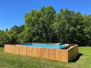 サルラ・ラ・カネダにあるLa Casa Baccataの木製の柵を囲むスイミングプール