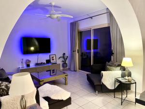 TV a/nebo společenská místnost v ubytování Olive Apartment