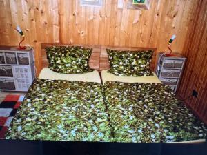 a bedroom with a bed covered in flowers at Ferienwohnung Danielle Kessler in Idar-Oberstein